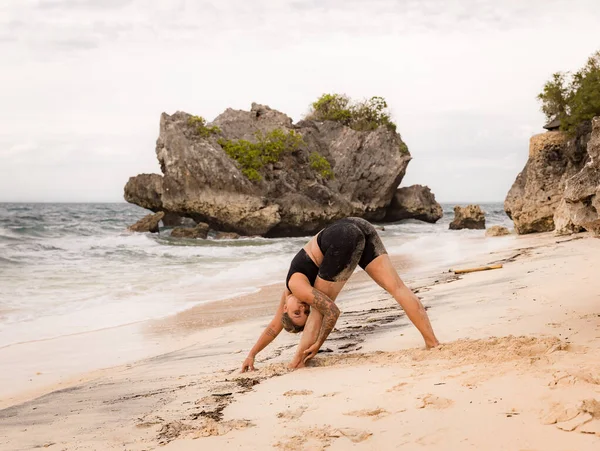 Joga Świeżym Powietrzu Biała Kobieta Ćwicząca Extended Triangle Pose Utthita — Zdjęcie stockowe