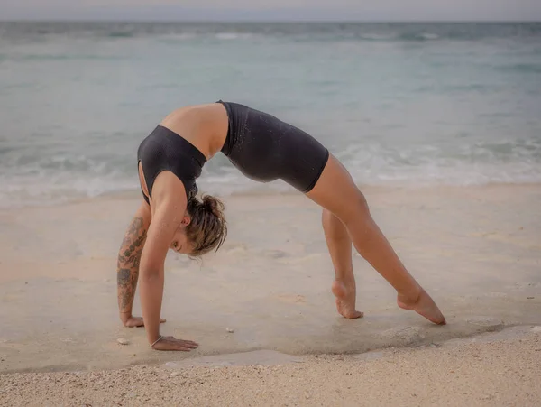 Bali Yogası Beyaz Kadın Chakrasana Urdhva Dhanurasana Full Wheel Poose — Stok fotoğraf