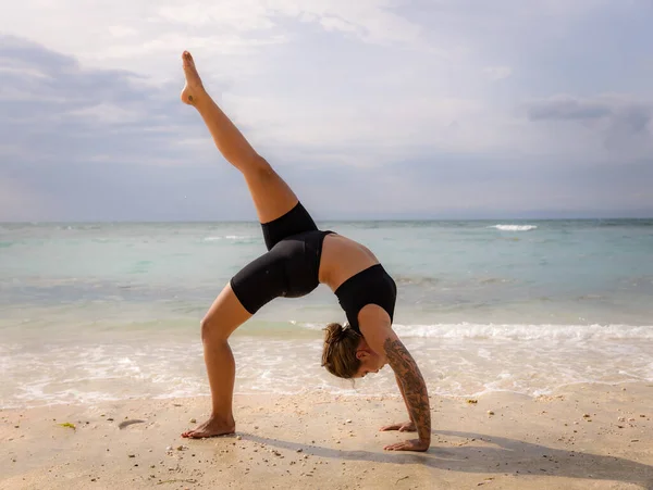 Açık Hava Yoga Genç Kadın Eka Pada Chakrasana Tek Ayaklı — Stok fotoğraf