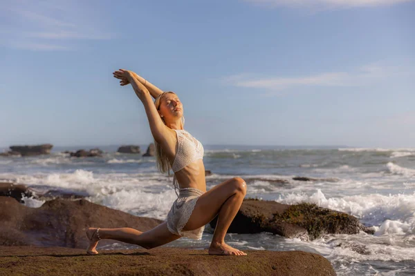 Bali Strandyoga Smal Kvinna Som Övar Ashwa Sanchalanasana Ridsporten Passform — Stockfoto