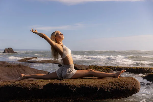 Práctica Yoga Mujer Blanca Delgada Practicando Hanumanasana Monkey Pose Front —  Fotos de Stock