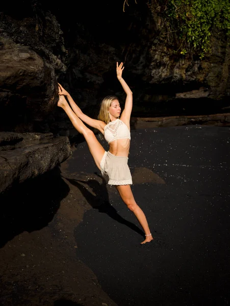 Yoga Övning Smal Vit Kvinna Som Utövar Samsahate Hanumanasana Stående — Stockfoto