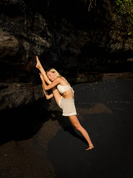 Práctica Yoga Hermosa Mujer Caucásica Practicando Samsahate Hanumanasana Standing Split —  Fotos de Stock