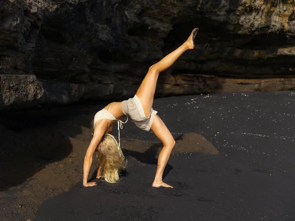 Yoga Plein Air Femme Caucasienne Pratiquant Eka Pada Chakrasana Pose — Photo
