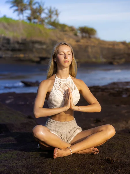 Привлекательная Женщина Практикующая Йогу Пляже Сидя Падмасане Лотос Поуз Руки — стоковое фото