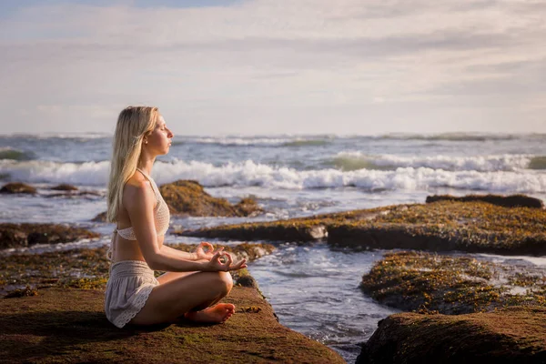Kumsalda Yoga Yapan Bir Kadın Padmasana Oturuyor Lotus Poz Eller — Stok fotoğraf