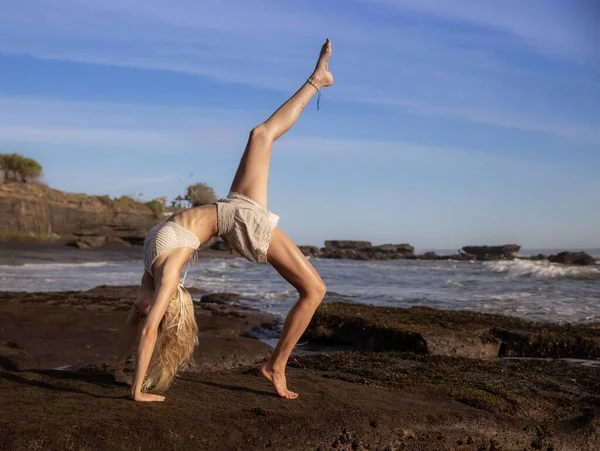 Joga Świeżym Powietrzu Młoda Kobieta Ćwicząca Eka Pada Chakrasana Jednonogi — Zdjęcie stockowe