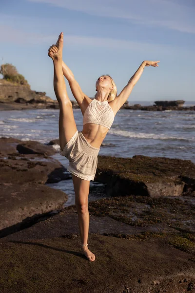 Yoga Övning Kaukasisk Kvinna Som Utövar Samsahate Hanumanasana Standing Split — Stockfoto