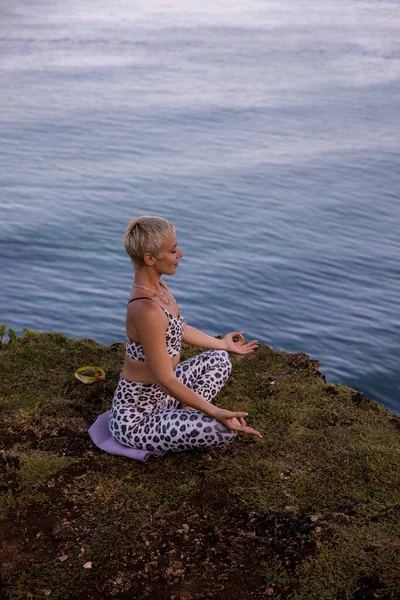 Trening Jogi Wschodzie Słońca Młoda Kobieta Ćwicząca Padmasanę Lotus Pose — Zdjęcie stockowe