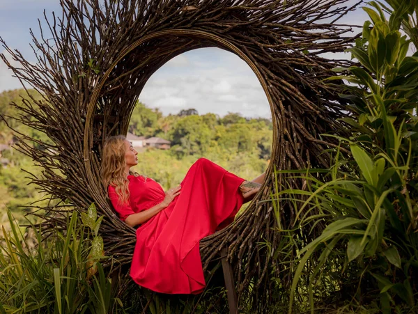 Тенденція Балі Гніздо Тропічному Лісі Кавказька Жінка Довгій Червоній Сукні — стокове фото