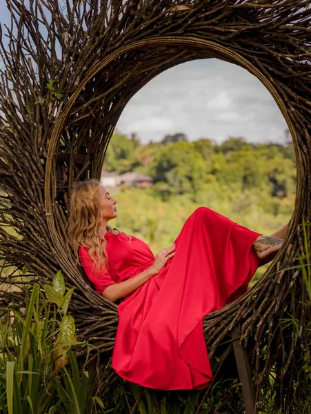 Bali Trenden Halmbo Tropisk Skog Vit Kvinna Lång Röd Klänning — Stockfoto