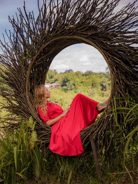 Тенденція Балі Гніздо Тропічному Лісі Кавказька Жінка Довгій Червоній Сукні — стокове фото