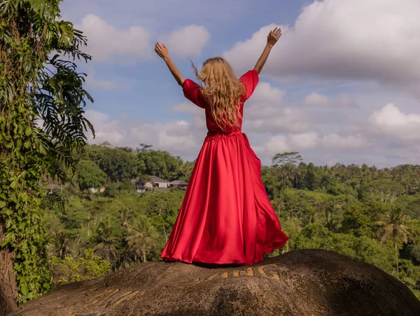 Bali Trendfoto Vit Kvinna Lång Röd Klänning Stående Stor Sten — Stockfoto