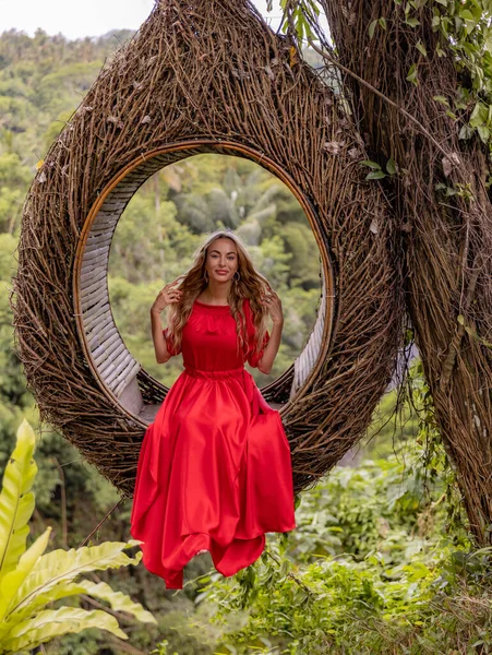 Bali Trenden Halmbo Tropisk Skog Vit Kvinna Lång Röd Klänning — Stockfoto