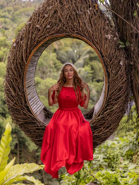 Bali Trenden Halmbo Tropisk Skog Vit Kvinna Lång Röd Klänning — Stockfoto