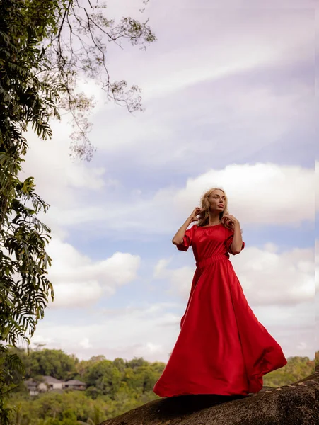 Foto Tendencia Bali Mujer Caucásica Vestido Largo Rojo Pie Sobre —  Fotos de Stock