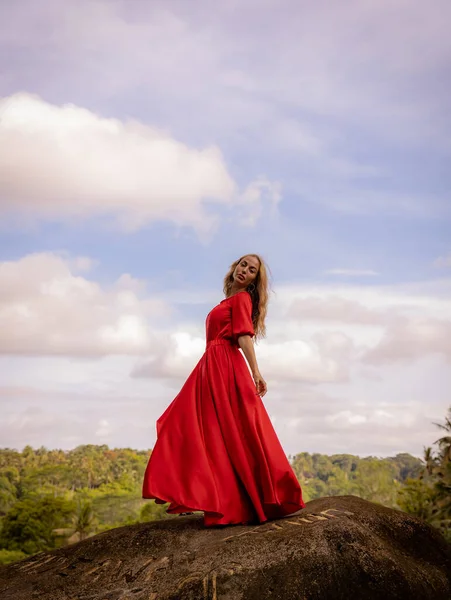 Фото Тенденції Балі Кавказька Жінка Довгій Червоній Сукні Стоїть Великому — стокове фото