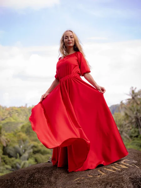 Фото Тенденції Балі Кавказька Жінка Довгій Червоній Сукні Стоїть Великому — стокове фото