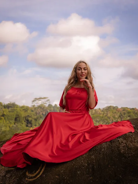 Bali Trendfoto Vit Kvinna Lång Röd Klänning Sitter Stor Sten — Stockfoto
