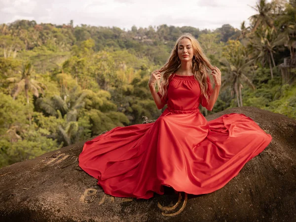 Bali Trendfoto Kaukasische Frau Langen Roten Kleid Sitzt Auf Einem — Stockfoto