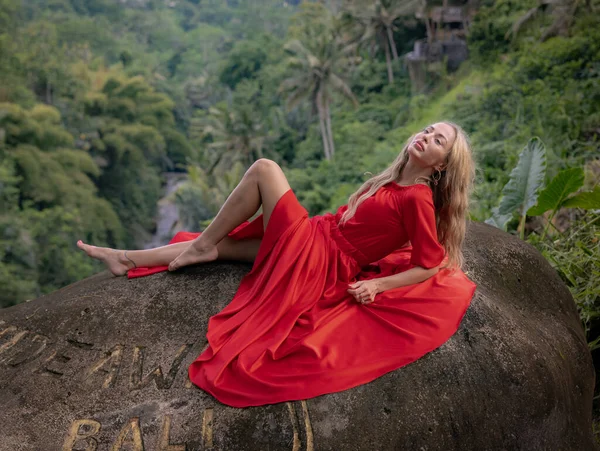 Foto Tendencia Bali Mujer Caucásica Vestida Rojo Largo Yaciendo Sobre —  Fotos de Stock