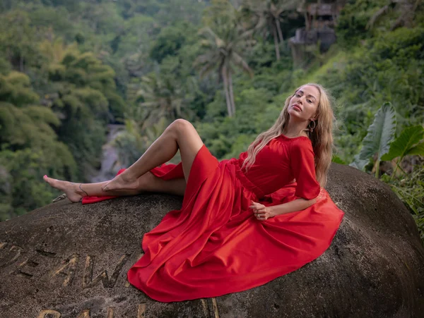 Foto Tendencia Bali Mujer Caucásica Vestida Rojo Largo Yaciendo Sobre —  Fotos de Stock