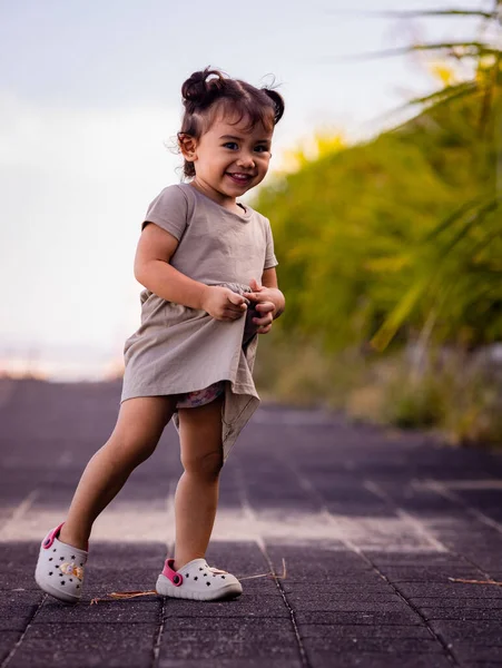 Linda Niña Caminando Por Paseo Marítimo Cerca Playa Cálido Día —  Fotos de Stock