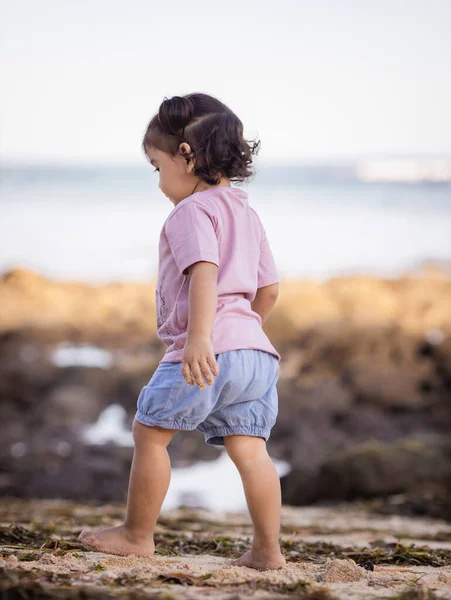 Linda Niña Caminando Playa Arena Cálido Día Soleado Feliz Infancia —  Fotos de Stock