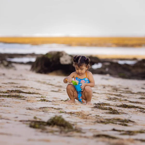 Nettes Kleines Mädchen Sitzt Sandstrand Und Spielt Mit Sandschaufel Und — Stockfoto