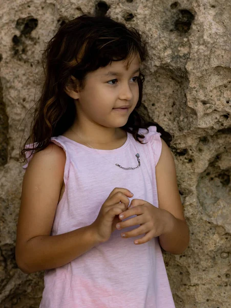 Portrét Mladé Dívky Stojící Skály Šťastné Dětství Tráví Čas Pláži — Stock fotografie