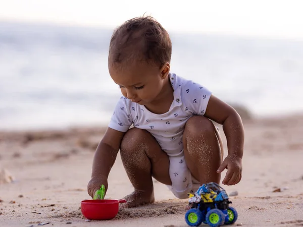 Lindo Niño Sentado Playa Arena Jugando Con Pala Arena Coche —  Fotos de Stock