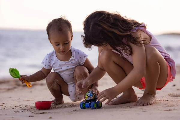 Niño Niña Sentados Playa Arena Cerca Del Mar Jugando Con —  Fotos de Stock