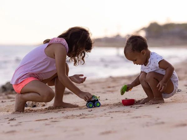 Niño Niña Sentados Playa Arena Cerca Del Mar Jugando Con —  Fotos de Stock