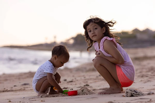 Niño Niña Jugando Con Pala Arena Hermano Hermana Jugando Juntos —  Fotos de Stock