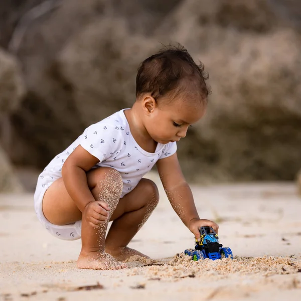 Niño Sentado Playa Arena Jugando Con Coche Juguete Cálido Día —  Fotos de Stock