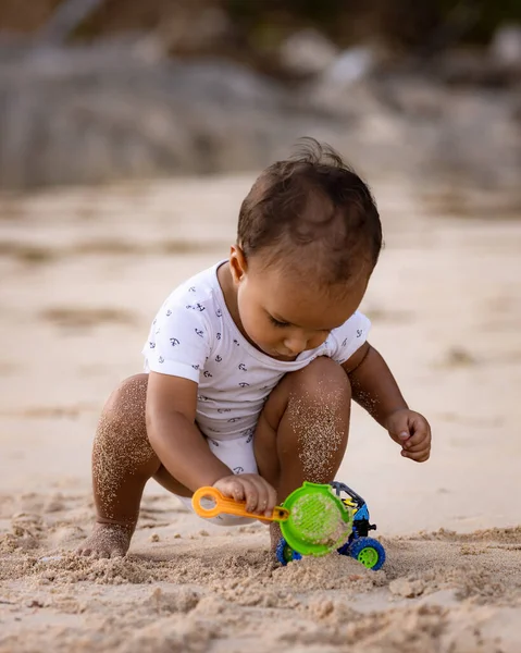 Niño Sentado Playa Arena Jugando Con Pala Arena Coche Juguete —  Fotos de Stock