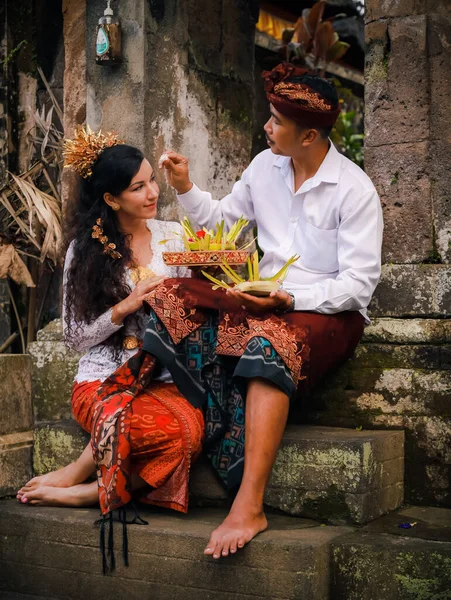 Traditionelle Balinesische Zeremonie Multikulturelles Paar Macht Hinduistische Religiöse Zeremonie Mit — Stockfoto