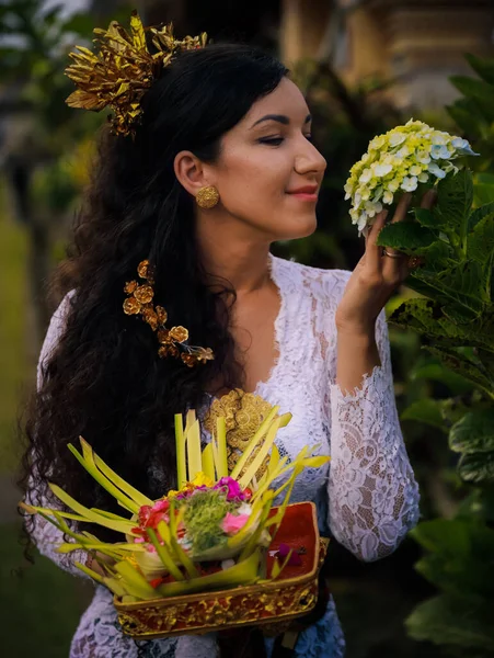 Biała Kobieta Przygotowująca Się Balijskiej Ceremonii Piękna Kobieta Tradycyjnym Stroju — Zdjęcie stockowe