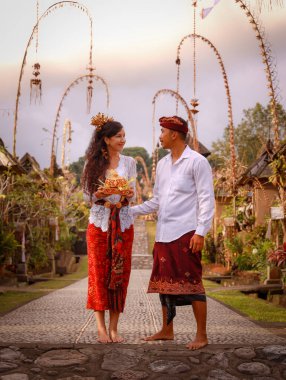 Bali seremonisi için hazırlık. Çok kültürlü bir çift, Hindu dini törenine hazırlanıyor. Tanrı 'nın adaklarıyla. Penjor bambu süslemesi. Beyaz bir eş ve Balili bir koca. Penglipuran, Bali
