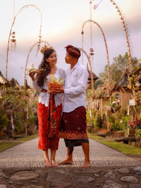 Bali seremonisi için hazırlık. Çok kültürlü bir çift, Hindu dini törenine hazırlanıyor. Tanrı 'nın adaklarıyla. Penjor bambu süslemesi. Beyaz bir eş ve Balili bir koca. Penglipuran, Bali