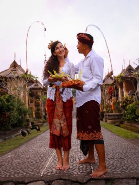 Bali seremonisi için hazırlık. Çok kültürlü bir çift, Hindu dini törenine hazırlanıyor. Tanrı 'nın adaklarıyla. Penjor bambu süslemesi. Beyaz bir eş ve Balili bir koca. Penglipuran, Bali