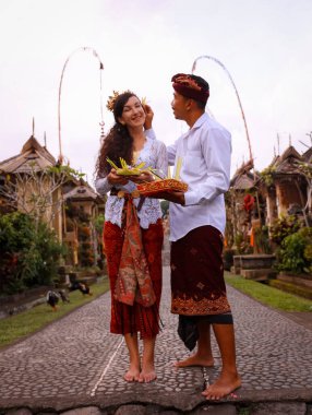 Bali seremonisi için hazırlık. Çok kültürlü bir çift, Hindu dini törenine hazırlanıyor. Tanrı 'nın adaklarıyla. Penjor bambu süslemesi. Beyaz bir eş ve Balili bir koca. Penglipuran, Bali