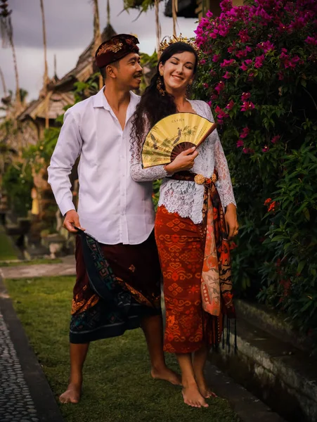 Cultura Balinesa Casal Multicultural Vestindo Roupas Tradicionais Balinesas Mulher Encantadora — Fotografia de Stock