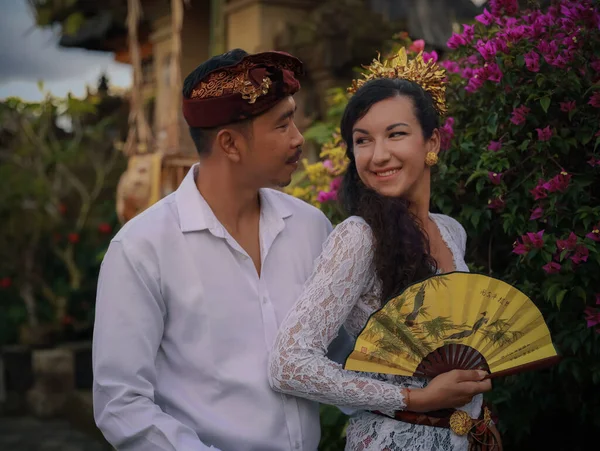 Cultura Balinesa Retrato Casal Multicultural Vestindo Roupas Balinesas Mulher Encantadora — Fotografia de Stock