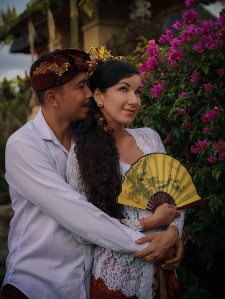 Cultura Balinesa Retrato Casal Multicultural Vestindo Roupas Balinesas Mulher Encantadora — Fotografia de Stock