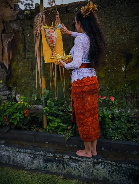 Балийская Культура Религия Белая Женщина Молится Божьими Подношениями Женщина Традиционной — стоковое фото