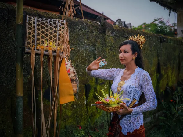 Cultura Religião Balinesas Mulher Caucasiana Rezar Com Ofertas Deus Retrato — Fotografia de Stock