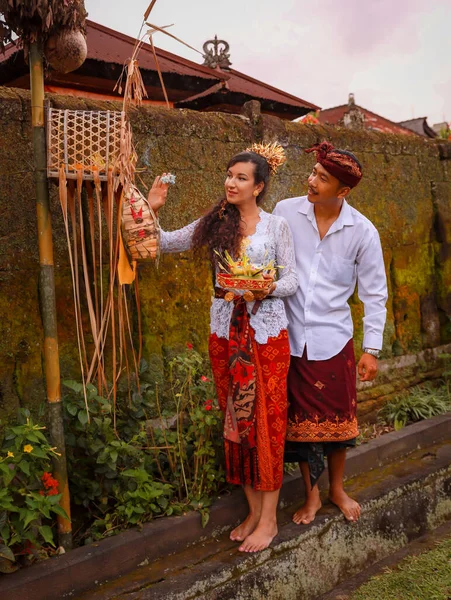 Cerimônia Balinesa Tradicional Casal Multicultural Fazendo Cerimônia Religiosa Hindu Com — Fotografia de Stock