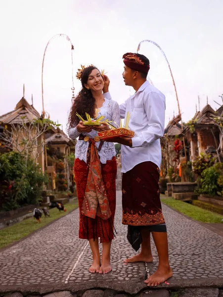 Preparação Para Cerimônia Balinesa Casal Multicultural Preparando Para Cerimônia Religiosa — Fotografia de Stock