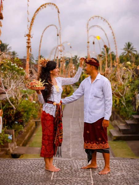 Cerimônia Balinesa Casal Multicultural Vai Cerimônia Religiosa Hindu Com Ofertas — Fotografia de Stock